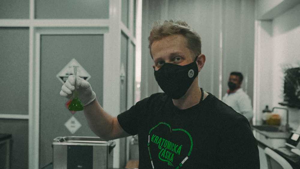 Laboratorní testování kratomu v Indonésii